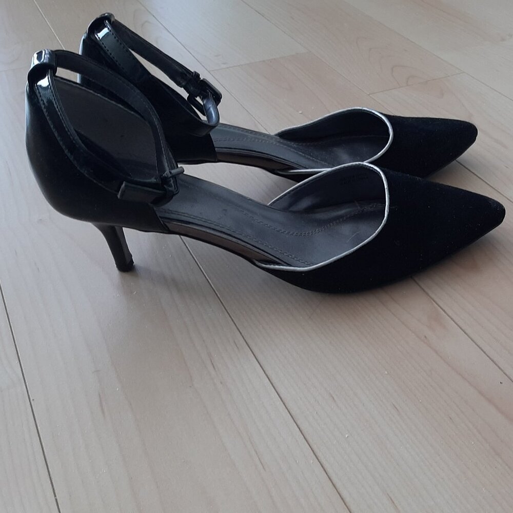 TAHARI - Ankle Strap Heel - Black - Size 7M